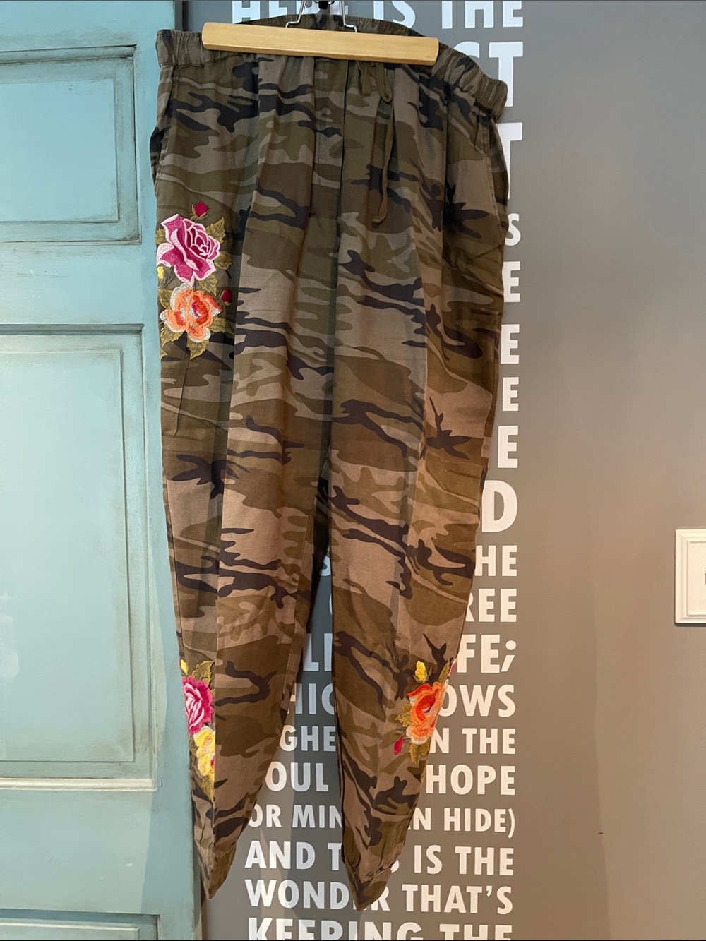 Johnny Was drawstring  Camo Embroidered Jogger Pants - Olive Green